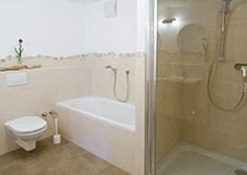 Apartment 2 - Bad mit Wannd und Dusche